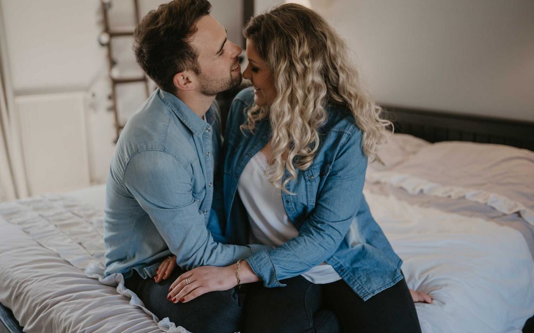 marije et baptiste - love session - séance engagement à domicile - photographe pays de la loire